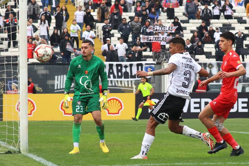 Adán Silvestre de Colegio Quillón en el partido frente a Colo Colo. Foto: Aton.