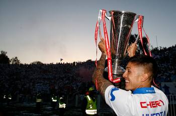 Con breve despedida de Cruzados: Valber Huerta se retira del fútbol tras romper contrato con la UC