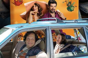 La película de Rob Schneider y la esposa de Adam Sandler que la rompe en Netflix