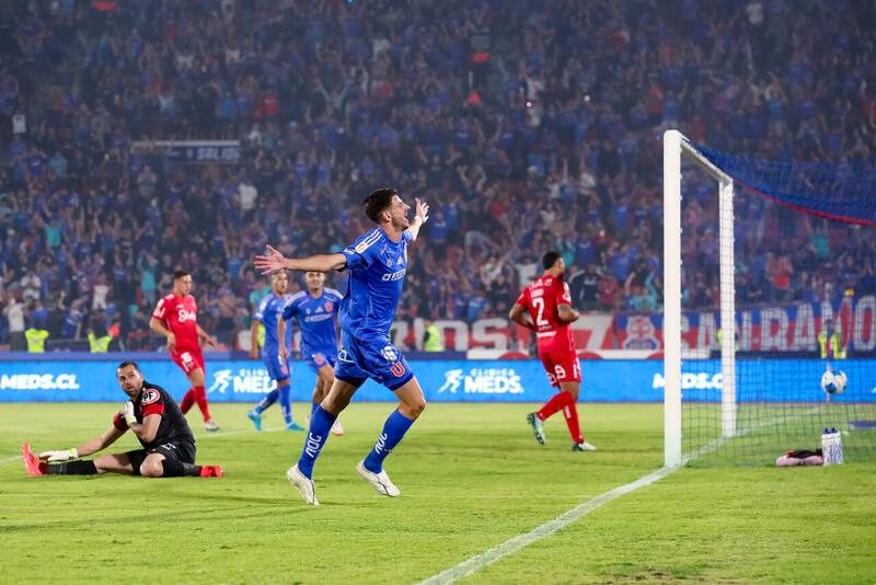 El delantero elogió al jugador que lo tiene sentado en la banca. Foto: Aton.