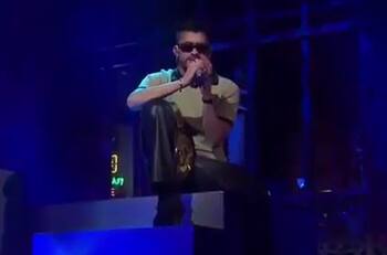 Hasta con título cantó: ¿Por qué Bad Bunny apareció en "SNL" con un cinturón de la WWE?