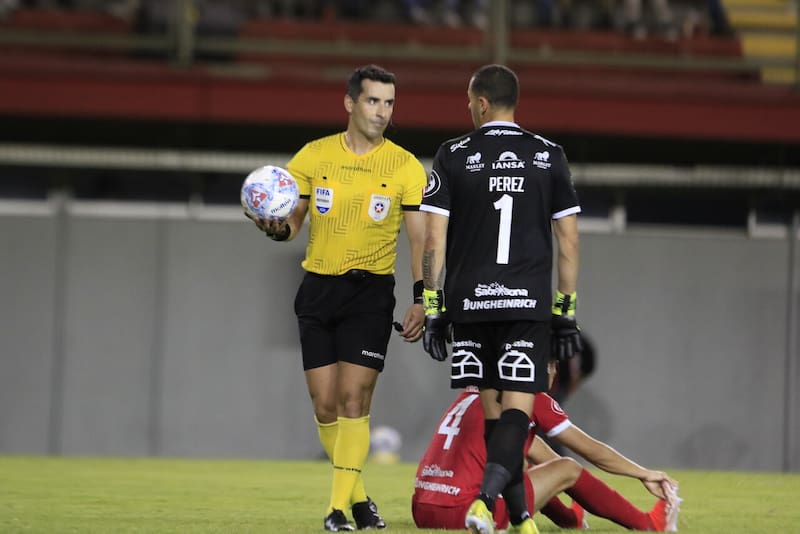 El juez tuvo un polémico cometido en el Ñublense vs. UC. Foto: Agencia Aton.