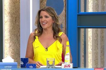 “En la cama con pijamita”: La relajada tenida de Monserrat Álvarez tras maratónica jornada de Elecciones en CHV y CNN
