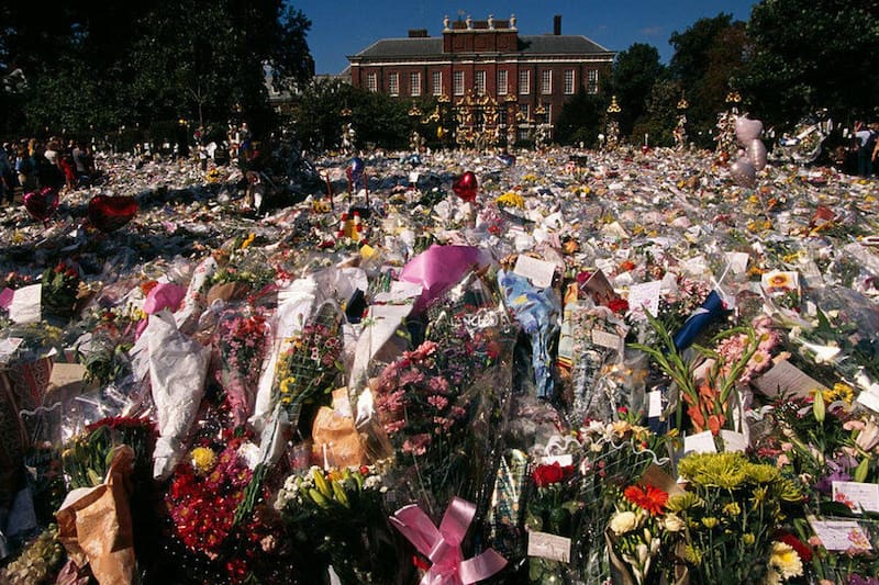 A las afueras del Kensington Palace, los fanáticos dejaban miles de muestras de cariño tras el repentino fallecimiento de la que fuera considerada la princesa del pueblo.