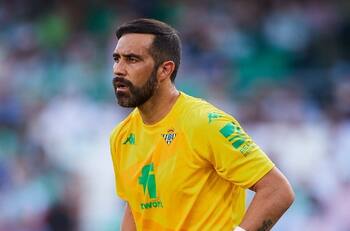 Alarma en La Roja: Claudio Bravo tuvo que salir reemplazado en el minuto 70 en pleno partido del Betis