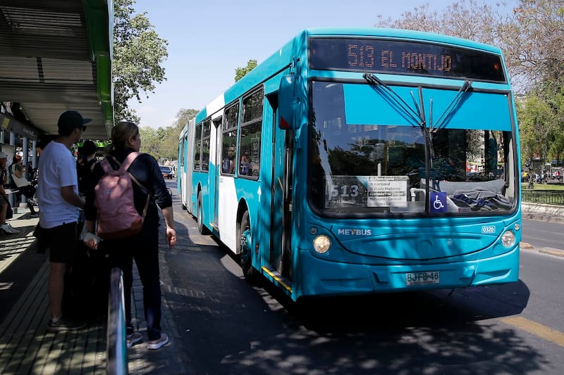 Santiago 18 de octubre 2019
Personas intentan tomar diferentes medios de transportes tras el corte de lineas del metro por evasion,
Javier Torres/Aton chile