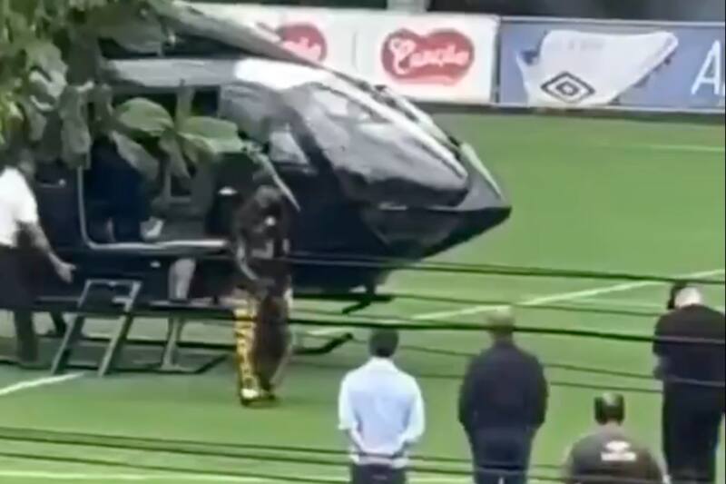 Llegó en helicóptero a su primer entrenamiento en el Santos.