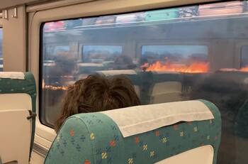 VIDEO | Momento de pánico: Tren queda detenido en medio de un incendio forestal en España