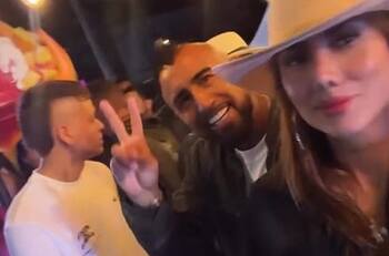 VIDEO | Las vacaciones de Arturo Vidal con Sonia Isaza: fue protagonista de la mayor fiesta de Colombia
