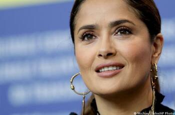 Salma Hayek presume con orgullo a sus 56 años su figura a través de un bikini