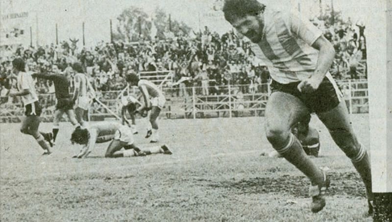 Celebrando uno de sus tantos goles en Magallanes. El centrodelantero antofagastino la rompió en el equipo albiceleste.