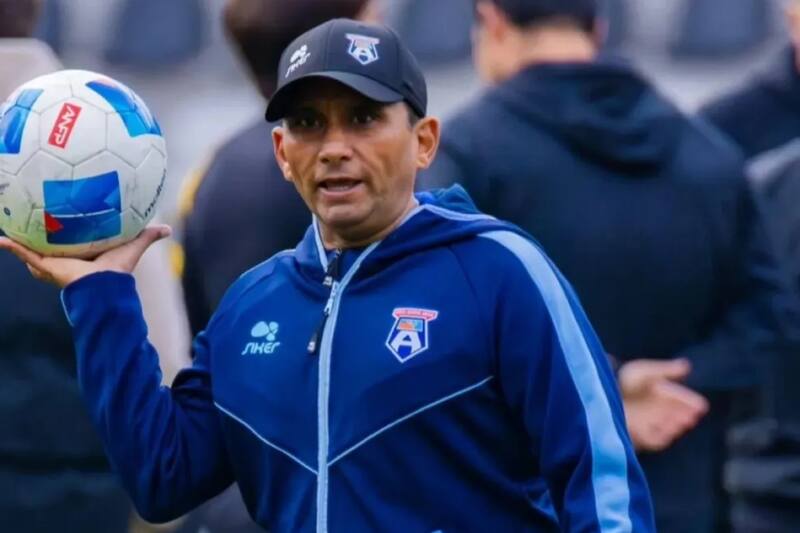 Entrenador de San Marcos de Arica en 2026. Foto: Instagram Iván Sandrock.