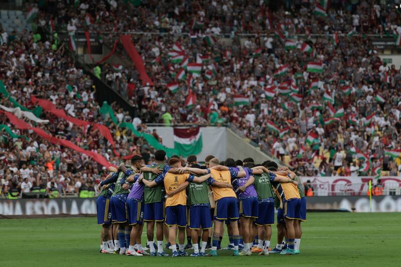 Jugadores de Boca se reúnen previo a un partido de la final de la Copa Libertadores entre Boca Juniors y Fluminense