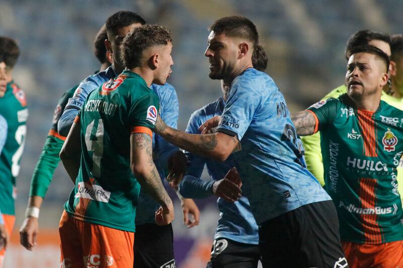 El central empujó al árbitro Fernand Véjar y fue suspendido. Foto: Aton.