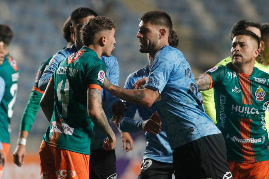 El central empujó al árbitro Fernand Véjar y fue suspendido. Foto: Aton.