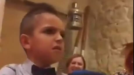 VIDEO | Le regalaron la camiseta del archirrival para Navidad y así reaccionó: ¿Qué harían ustedes?