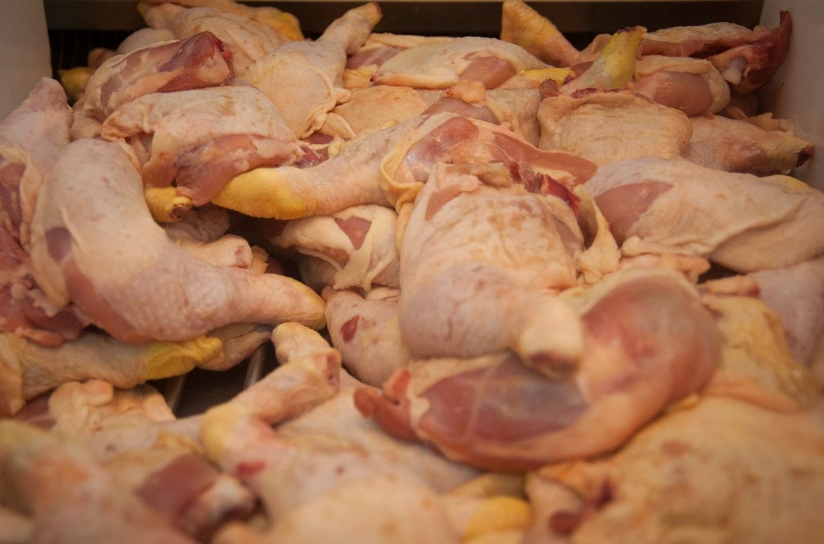 Sernac presentó demanda contra Walmart y SMU para compensar a consumidores tras colusión de pollos