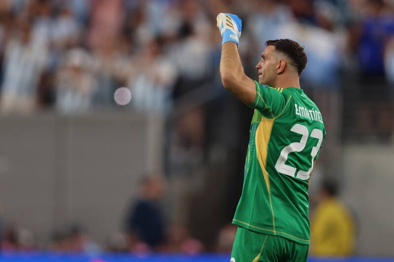Dibu Martínez festejando el triunfo de Argentina sobre Chile. EFE