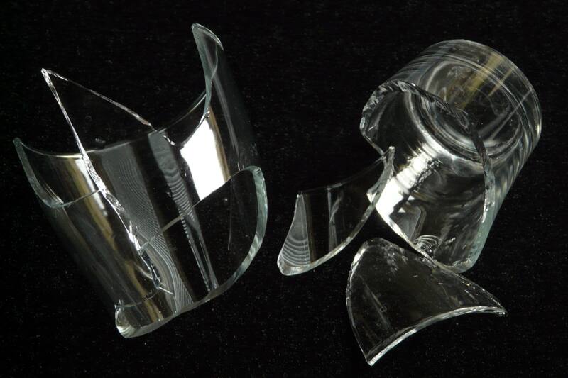 Con estos consejos evitarás accidentes por vidrio que pueda quedar en el suelo.