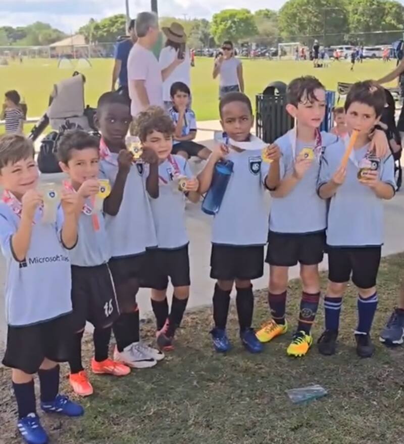 Benjamín Araneda junto a sus compañeros de equipo. Créditos: Instagram