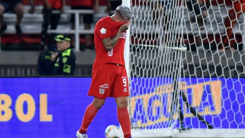 ¿La U se ilusiona? Holgado vivió su peor día en Colombia e hinchas del América de Cali piden su salida.