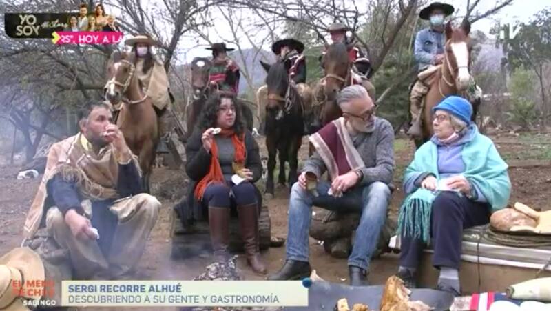 Sergi Arola compartiendo con mujer de 96 años en Alhué. Créditos: CHV.