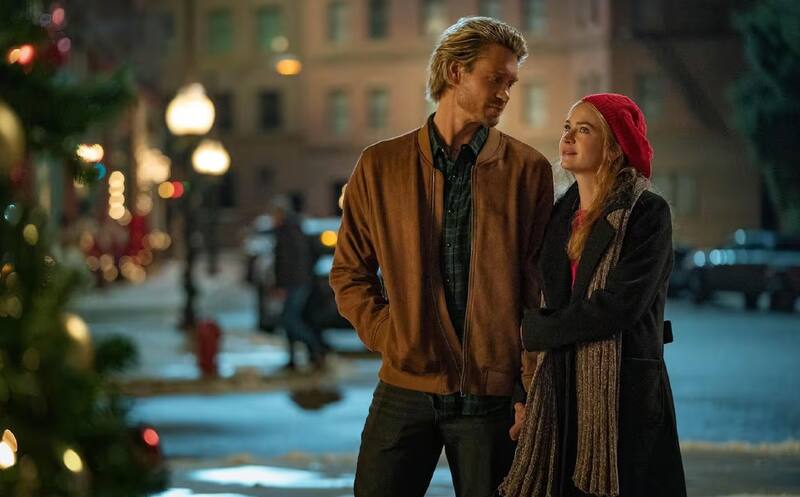 Chad Michael Murray es Luke y Britt Robertson es Ashley en "Los Festivos Caballeros".