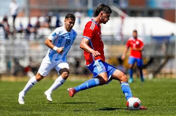 Joven promesa de la UC y de La Roja sub-20 es nuevo jugador del Alavés de España