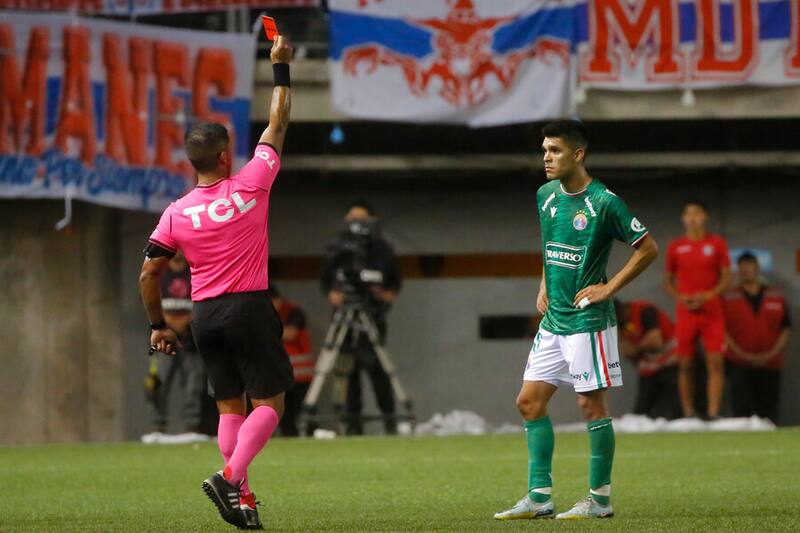 Nicolás Gamboa le muestra tarjeta roja a Fernando Juarez. Foto: Aton.