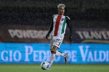 Figura del fútbol chileno seduce a la U: millonaria cláusula frena su llegada