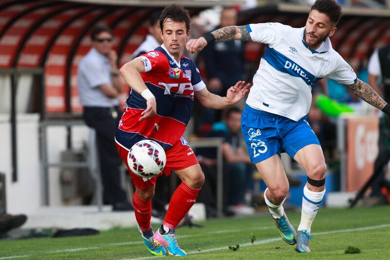 enfrentando a Universidad Católica cuando jugaba por San Marcos de Arica. Foto: Photosport.