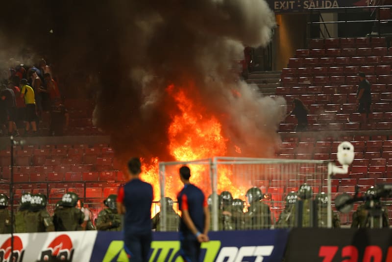 Incidentes en el Estadio Nacional. Foto: Felipe Escobedo / En Cancha.