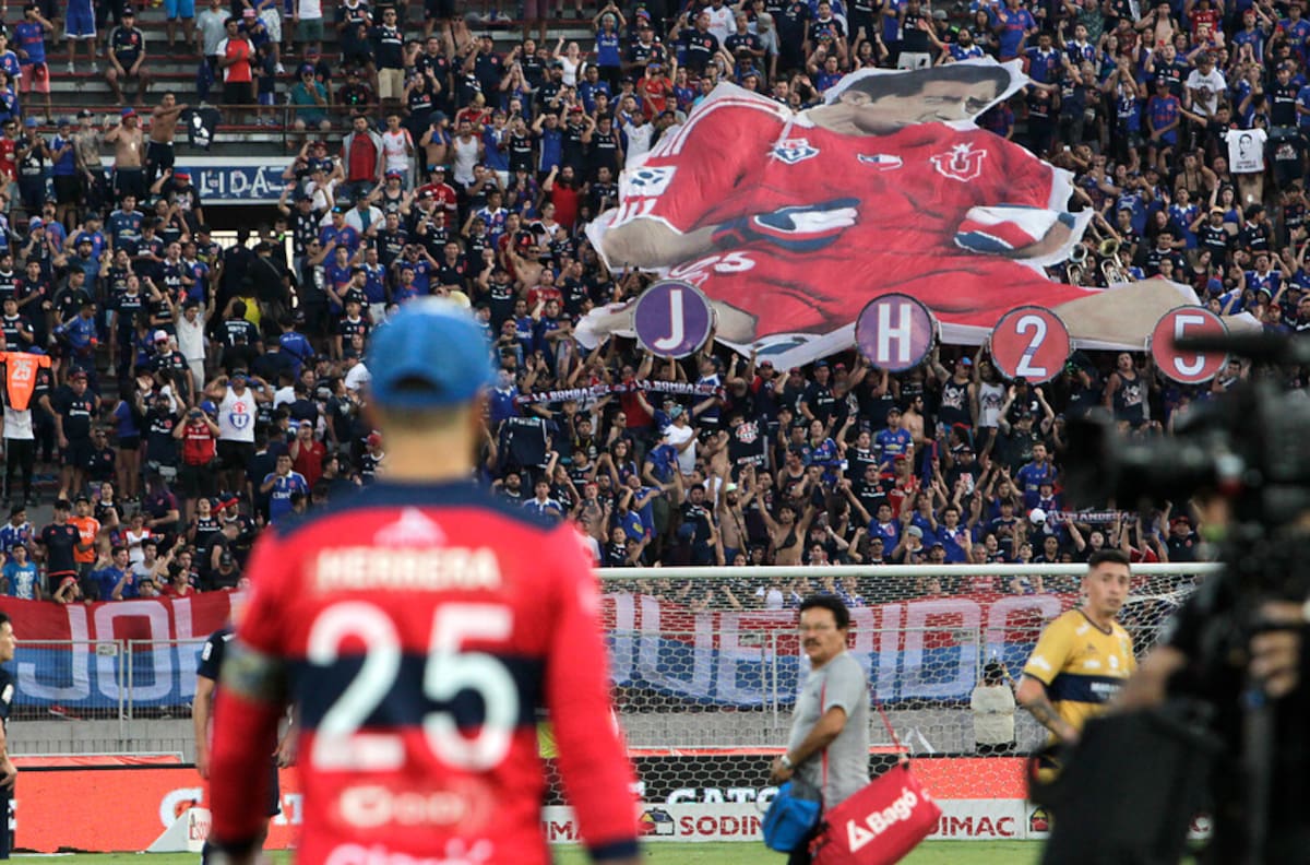 Johnny Herrera agradeció a hinchas que lo acompañaron en funeral de su madre