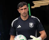 VIDEO | El hostil recibimiento que le dieron a Dibu Martínez en Francia: advertencia incluida