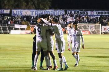 Campeón con Colo Colo firmó como nuevo DT de Santa Cruz para afrontar la Primera B