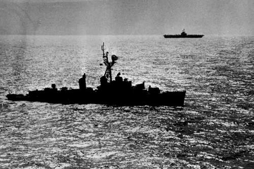 Estados Unidos entra al conflicto bélico tras el bombardeo de respuesta a Vietnam del Norte.