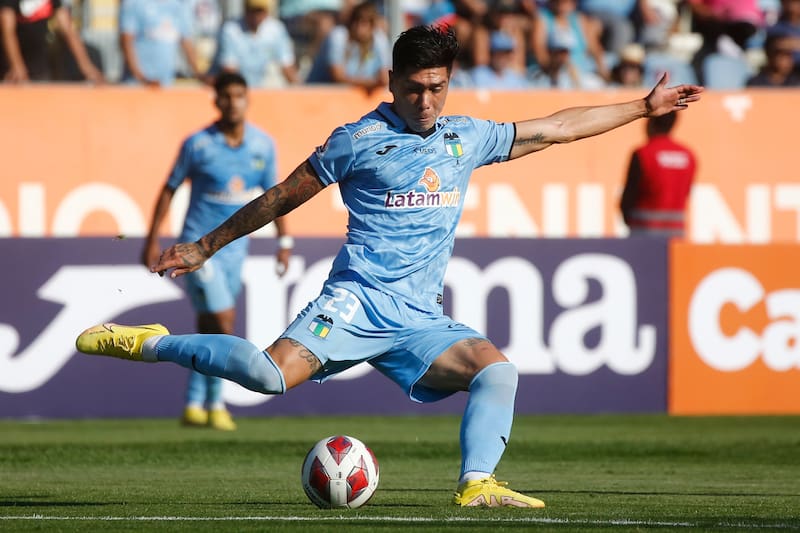 El defensa de O'Higgins fue hospitalizado en una clínica del sector oriente de Santiago. (Foto: Agencia Aton)