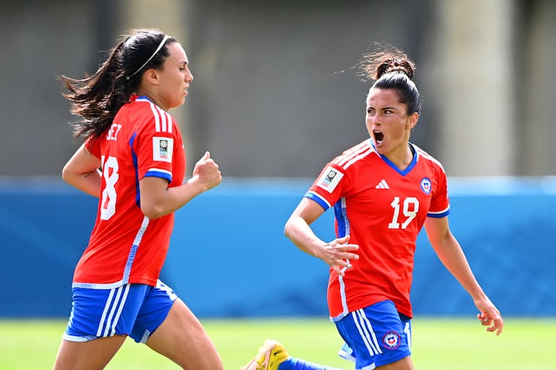 Camila Sáez (izquierda) y María José Rojas, dos futbolistas chilenas con extensas carreras en el exterior.