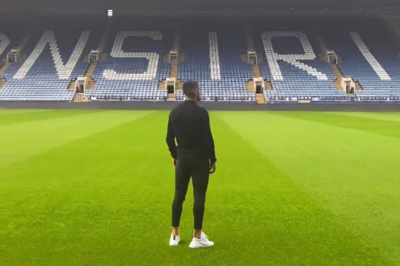 El futbolista chileno quedó impresionado al conocer el estadio del Sheffield Wednesday. (Foto: Captura)