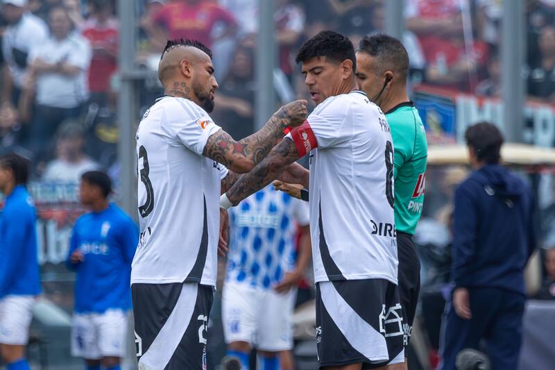 Arturo Vidal pasándole la jineta de capitán a Esteban Pavez ante la UC. Foto: Agencia ATON.