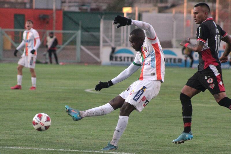 Cecilio Waterman disparando al arco en el partido de la primera rueda del Campeonato Nacional entre Cobresal y Ñublense. Foto: Aton.