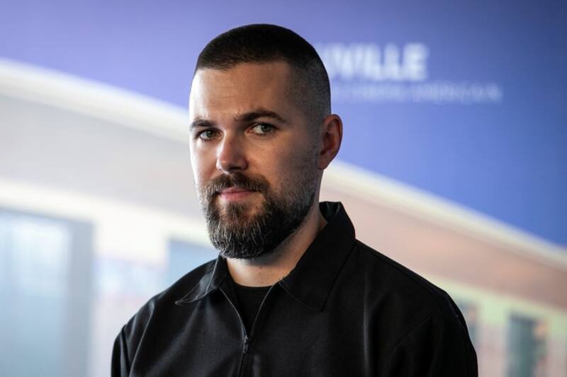 Este no es solamente el debut de Anya Taylor-Joy, sino que también de Robert Eggers como director de su primera película.