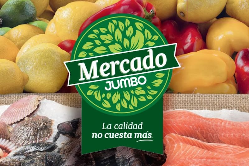 El supermercado ofrece bebestibles, snacks y carnes a precios rebajados.