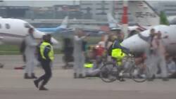 VIDEO | Más de 500 activistas climáticos bloquean pistas de Jets en Ámsterdam