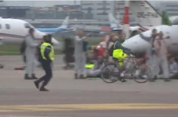 VIDEO | Más de 500 activistas climáticos bloquean pistas de Jets en Ámsterdam