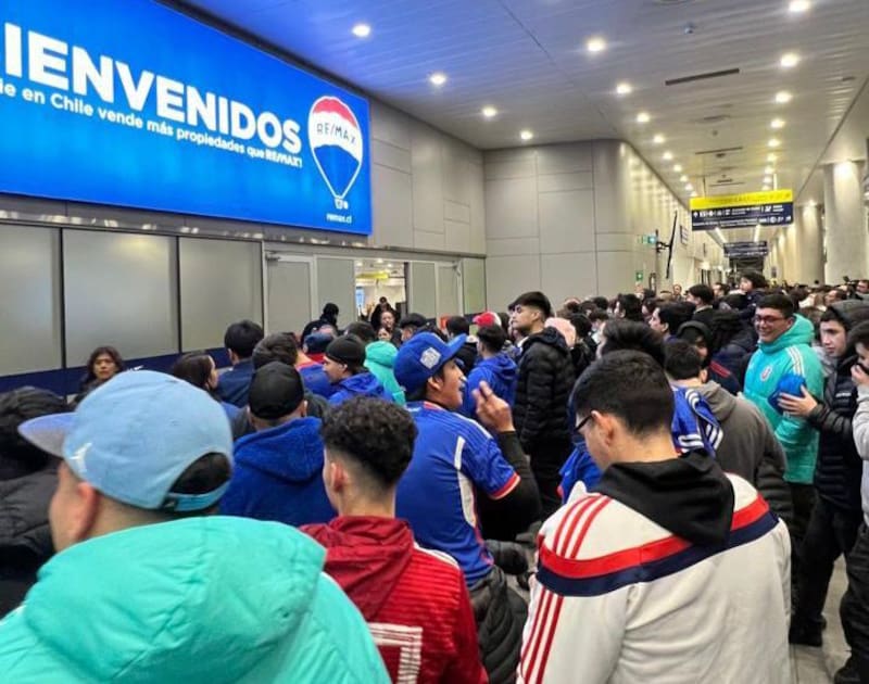 Hinchas de la U en el Aeropuerto.