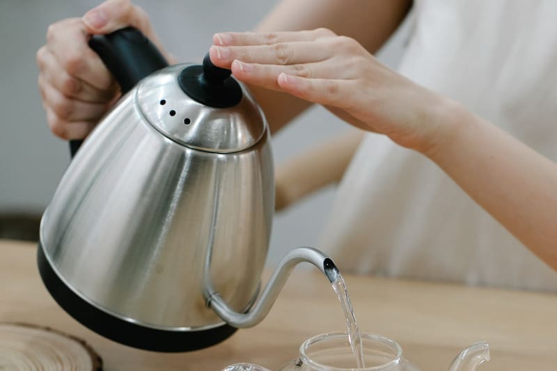 Conoce cómo eliminar el sarro de tu hervidor. Créditos: Pexels.