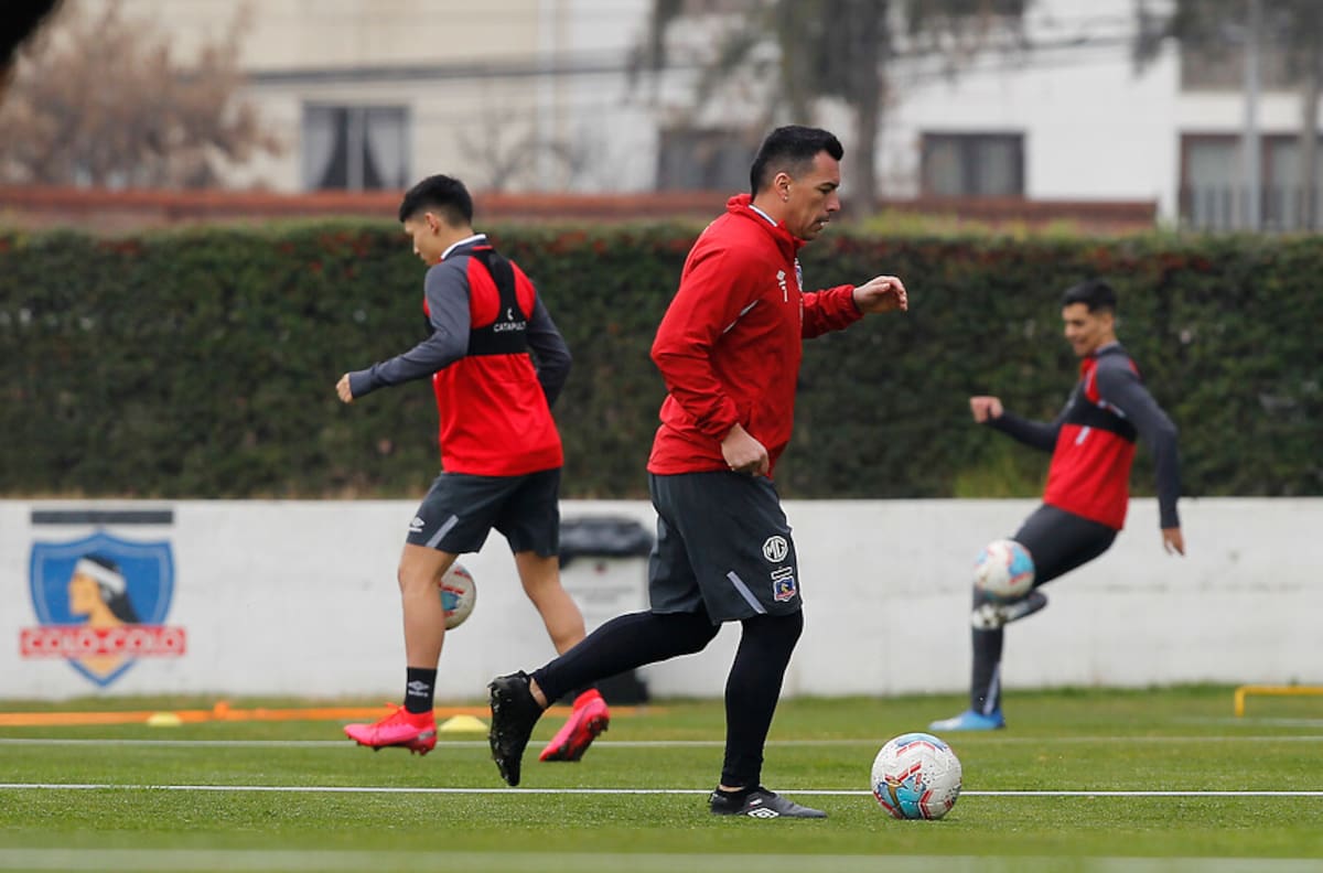 Paredes y el protocolo en Colo Colo: "Solo nos sacamos la mascarilla para el calentamiento"
