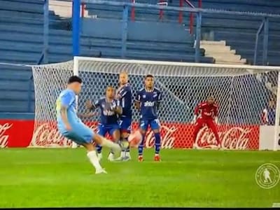 ¡No lo podía creer! Gonzalo Montes pateó un tiro libre como crack en su debut y esto pasó