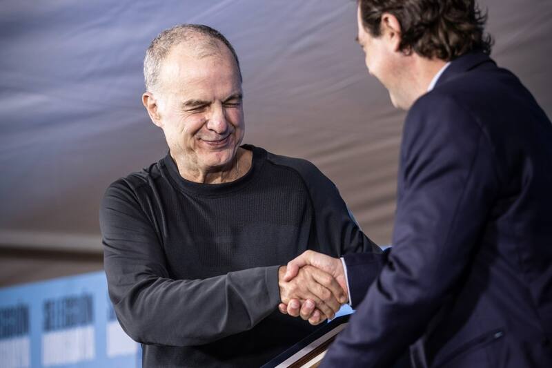 en su presentación como DT de Uruguay. Foto: AUF.